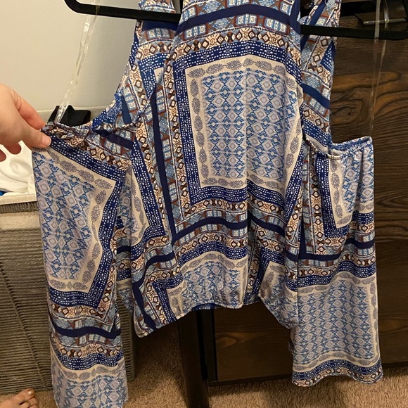 Patterned cropped cold shoulder top (M) - Picture 3 of 4